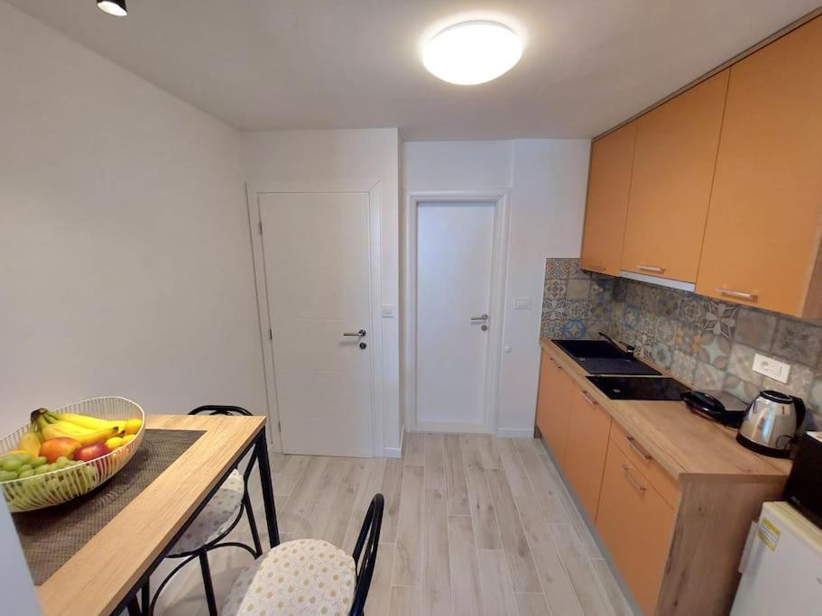 City Beach Apartment Макарська Екстер'єр фото